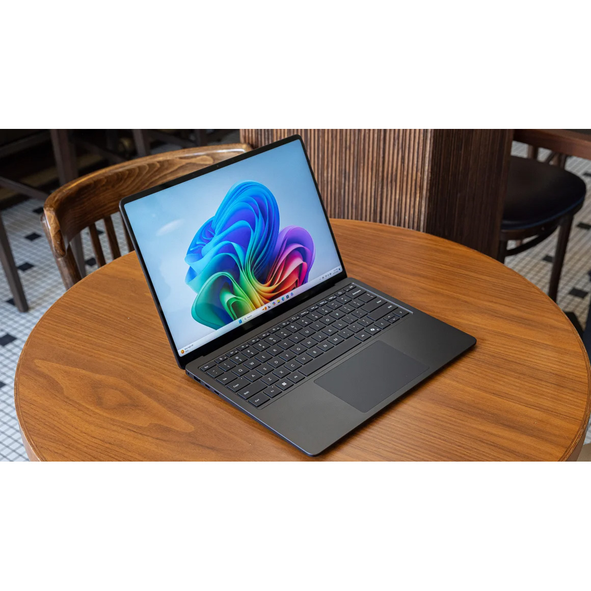 لپتاپ مایکروسافت مدل Surface Laptop 7 Copilot Plus PC با پردازنده Snapdragon X Plus، رم LPDDR5x 16GB، حافظه SSD با ظرفیت 256GB، نمایشگر لمسی 13.8 اینچ PixelSense Flow با نرخ بهروزرسانی 120Hz، دارای نور پسزمینه کیبورد - Image 9