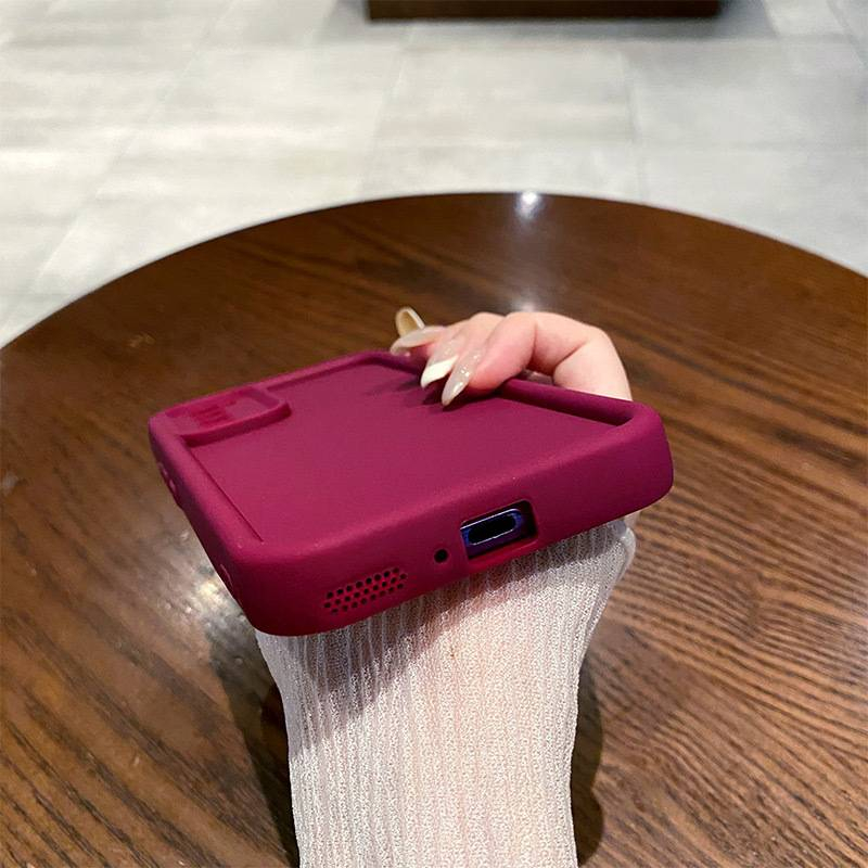 کاور موکولو مدل Silicone Puffer Strap مناسب برای گوشی موبایل اپل iPhone 13 به همراه بندآویز - Image 6