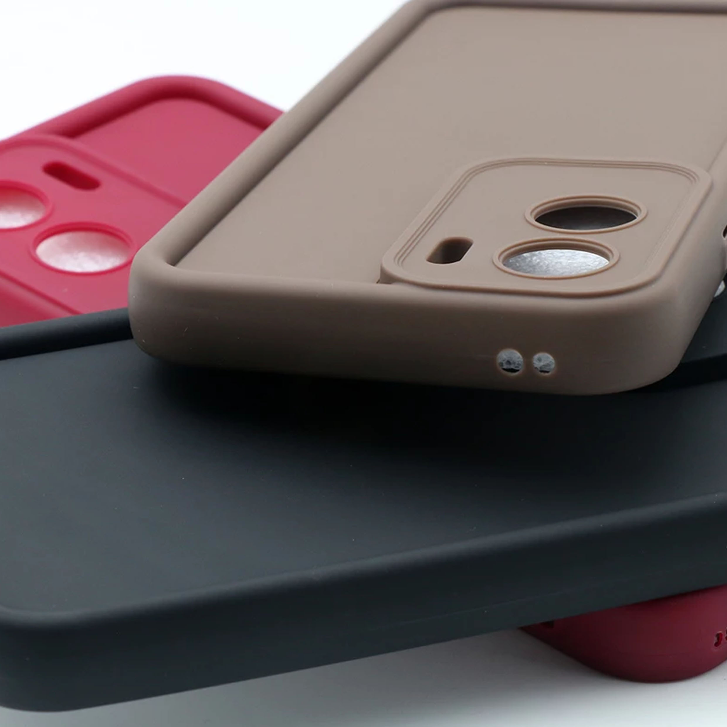 کاور موکولو مدل Silicone Puffer Strap مناسب برای گوشی موبایل اپل iPhone 13 به همراه بندآویز - Image 11