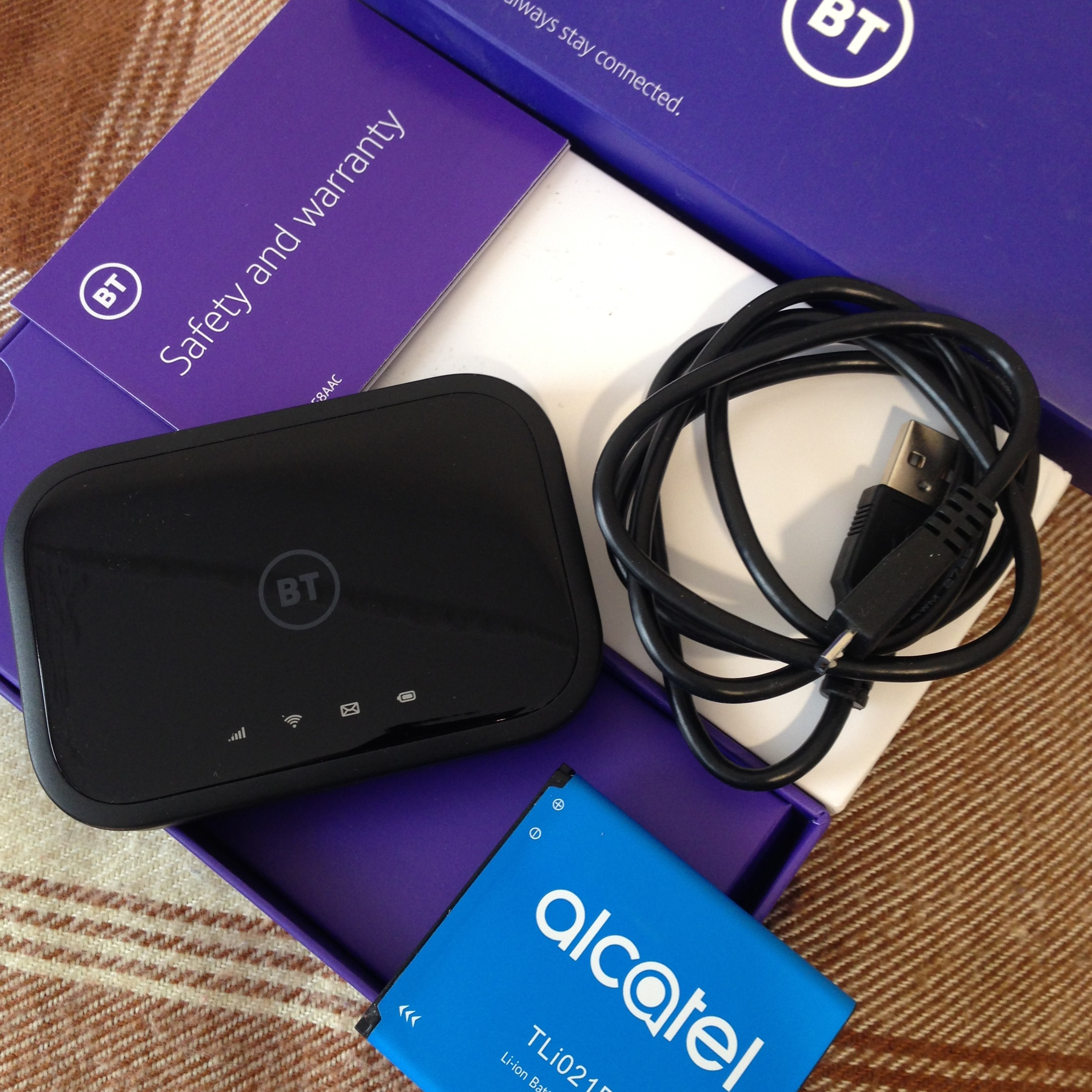 مودم قابل حمل آلکاتل مدل BT70 با پشتیبانی از 4.5G Cat7، سرعت دانلود تا 300Mbps و آپلود تا 100Mbps، وایفای دو بانده 2.4GHz و 5GHz با استاندارد 802.11a/b/g/n/ac، شارژدهی باتری تا 8 ساعت و اتصال همزمان 20 کاربر - Image 6